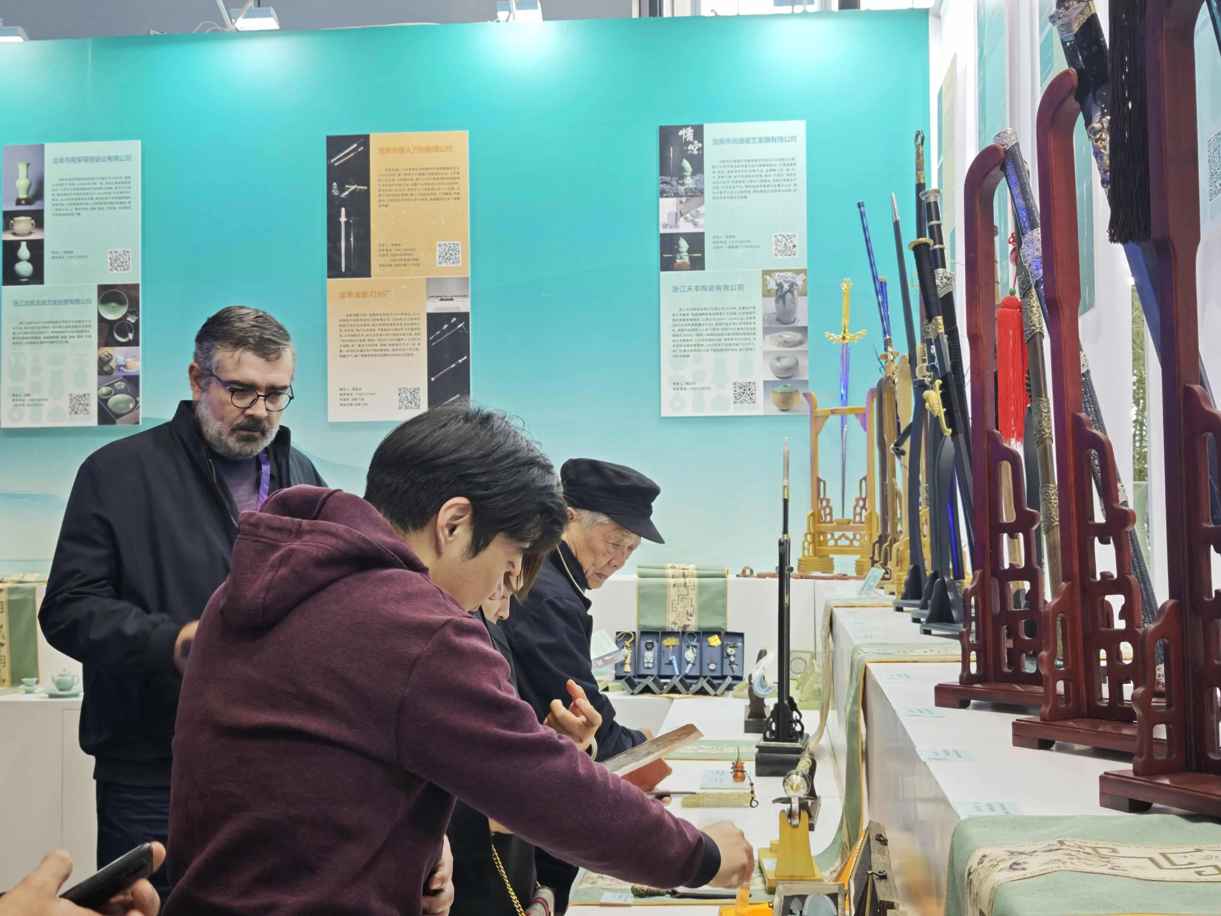 龙泉剑瓷亮相上海，600 多款产品展现千年古韵  第1张