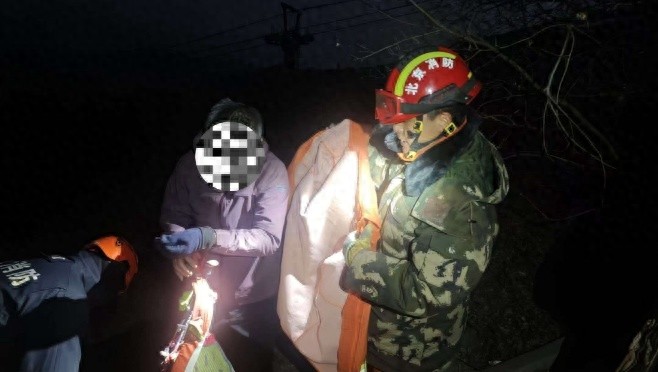 11 月 20 日北京门头沟一对夫妻山间游玩被困，消防紧急救援
