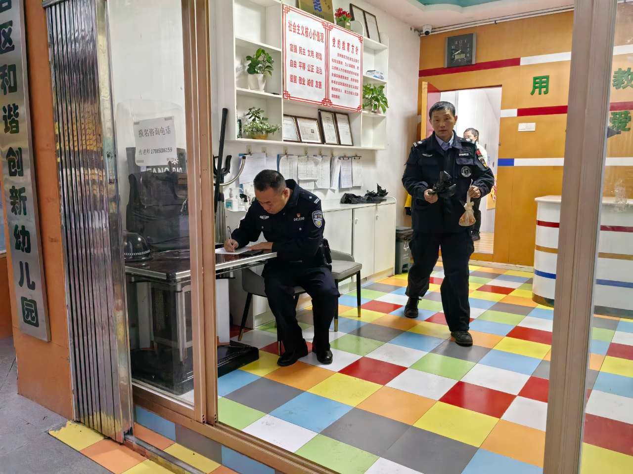 贵阳金关派出所常态化护学岗，全方位保障师生安全，你还在担心什么？  第2张