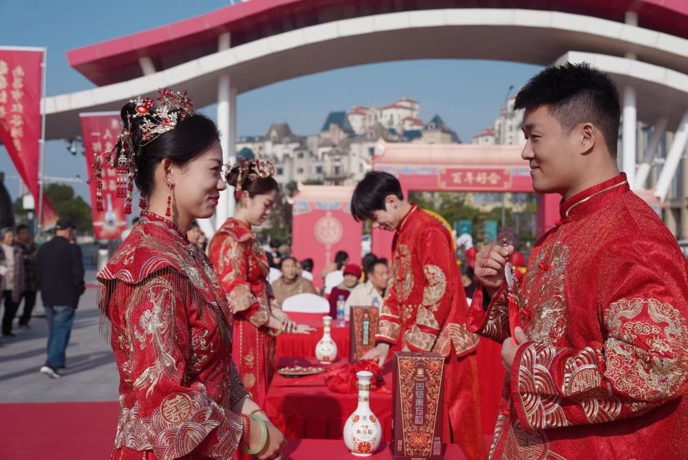 南昌之星广场举行集体婚礼，16 对新人倡导婚事简办新风尚  第2张
