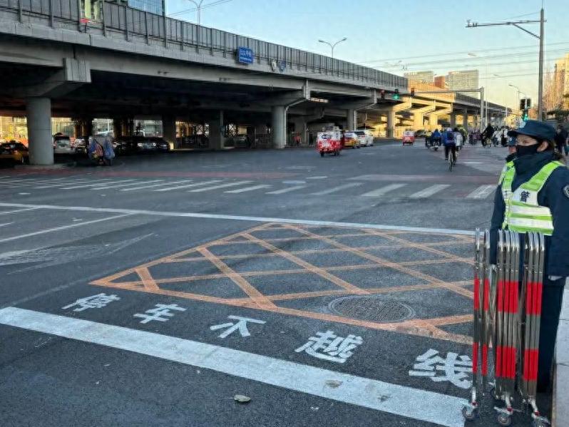 非机动车停止线后移，保障行人过街安全，你发现了吗？