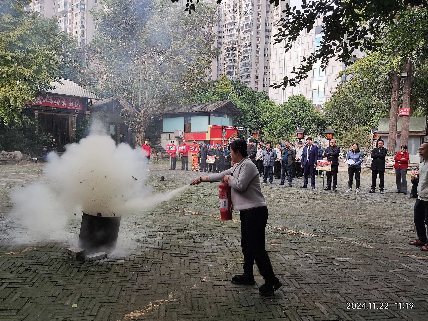 突发！成都一餐厅厨房起火，90 余人紧急疏散，原因竟是……  第2张