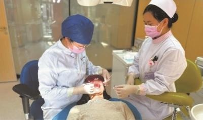 17岁少女每天喝4瓶可乐，15颗牙齿被泡腐，笑容从此消失