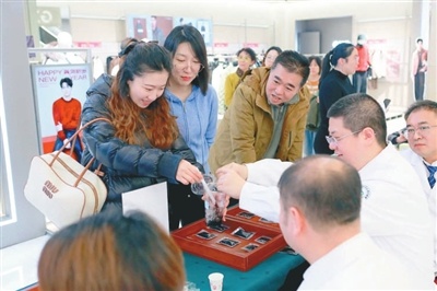 冬至惊喜！沈阳商场偶遇中医大咖，免费把脉问诊，健康福利不容错过
