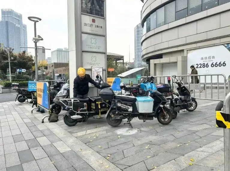 外卖乱象大揭秘：上海白玉兰广场的交通噩梦，市民呼唤解决方案  第1张