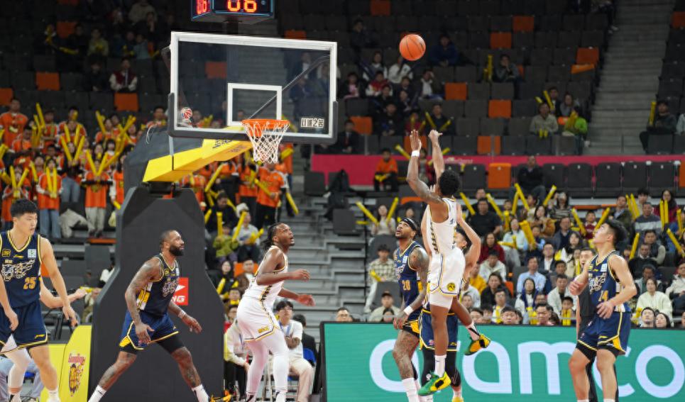 广东队主场激战广厦，37分外援拼尽全力仍难挽败局，伤病隐患加剧  第1张