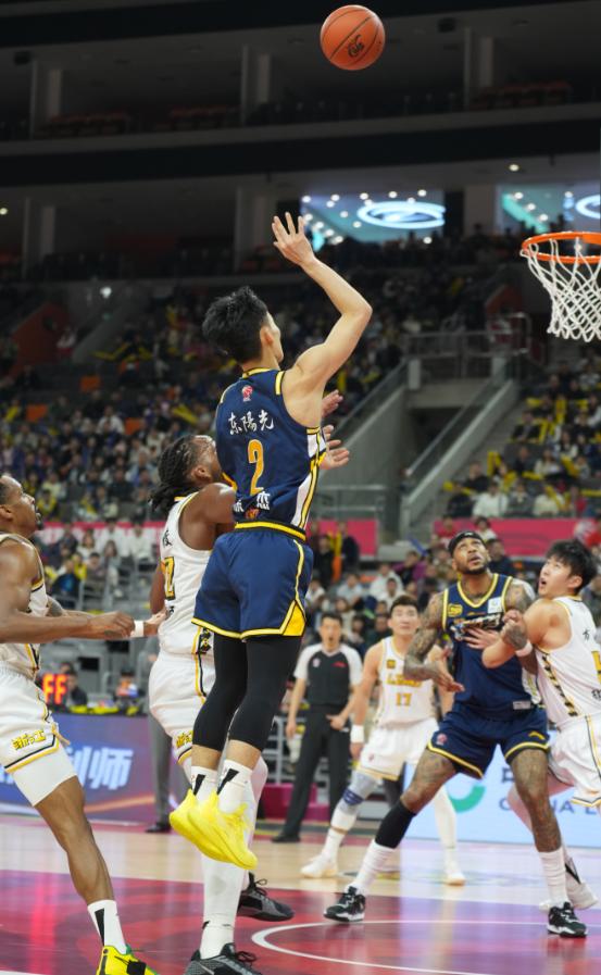 广东队主场激战广厦，37分外援拼尽全力仍难挽败局，伤病隐患加剧  第2张