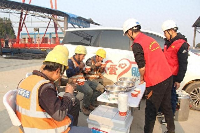 冬至暖心一幕：流动爱心服务车为工地工人送上热腾腾的饺子，驱散严寒  第1张