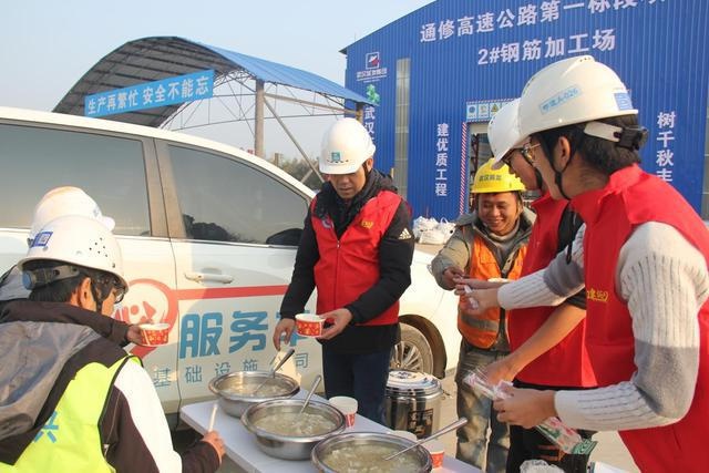冬至暖心一幕：流动爱心服务车为工地工人送上热腾腾的饺子，驱散严寒  第2张