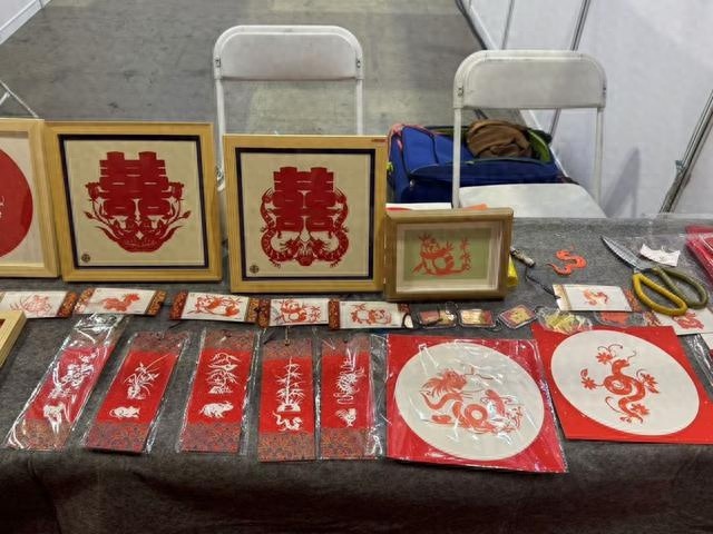 揭秘2024北京非遗展：蛇年剪纸火爆全场，市民争相购买，现场技艺惊艳众人