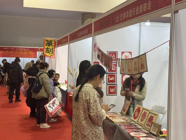 揭秘2024北京非遗展：蛇年剪纸火爆全场，市民争相购买，现场技艺惊艳众人  第2张