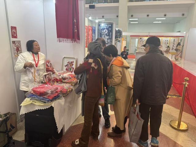 揭秘2024北京非遗展：蛇年剪纸火爆全场，市民争相购买，现场技艺惊艳众人  第3张