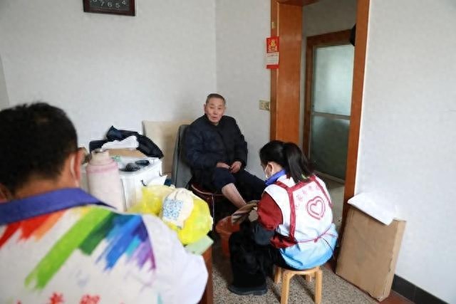 独居老人井老伯的暖心故事：贴心服务解决生活难题，温暖人心