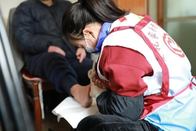 独居老人井老伯的暖心故事：贴心服务解决生活难题，温暖人心  第2张