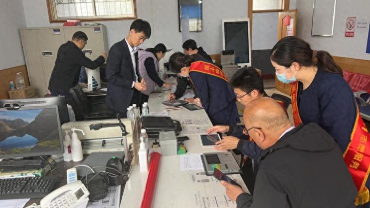 恒丰银行上门服务，500户拆迁居民点赞：不用出门就能办卡