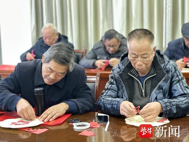 冬至暖心!社区居民齐聚一堂,精彩节目与传统剪纸共度温馨时光 第3张 冬至暖心!社区居民齐聚一堂,精彩节目与传统剪纸共度温馨时光 第3张