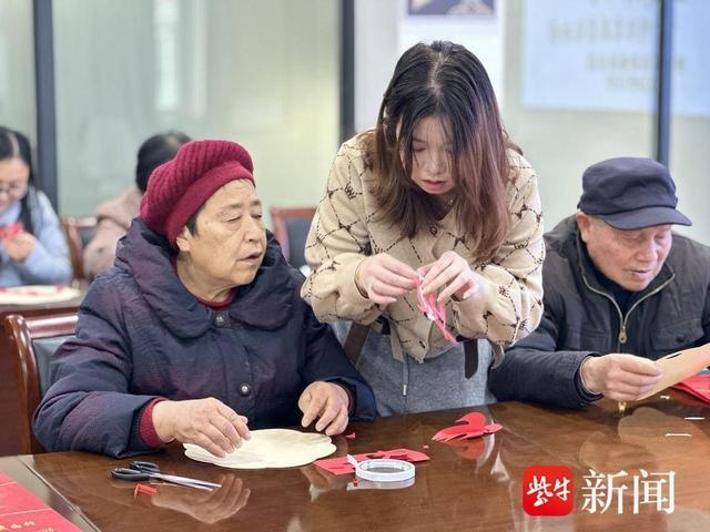 冬至暖心!社区居民齐聚一堂,精彩节目与传统剪纸共度温馨时光 第5张 冬至暖心!社区居民齐聚一堂,精彩节目与传统剪纸共度温馨时光 第5张