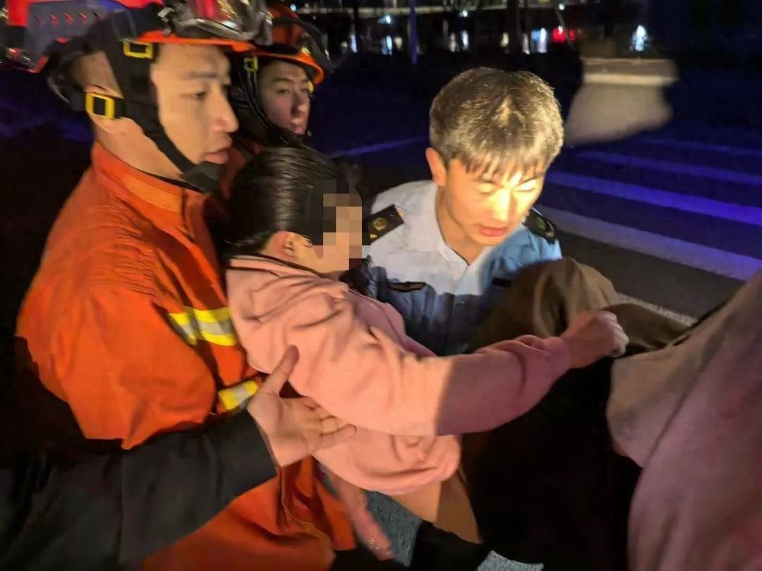 不熟水性的他，为何敢跳海救人？生死瞬间的抉择令人震撼