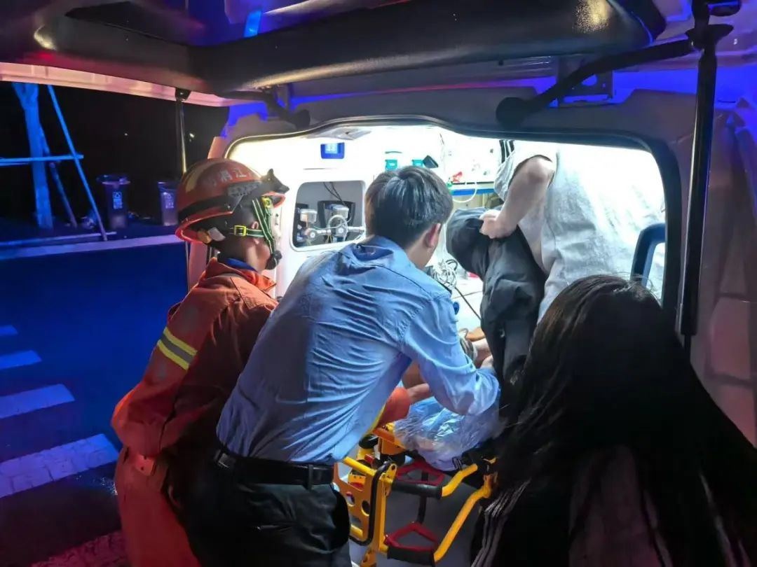 不熟水性的他，为何敢跳海救人？生死瞬间的抉择令人震撼  第2张