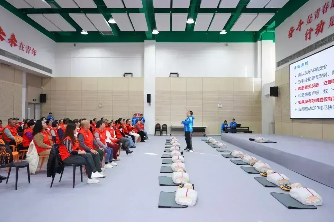 110名志愿者亲身体验急救技能，他们如何从容应对公共安全紧急状况？  第4张