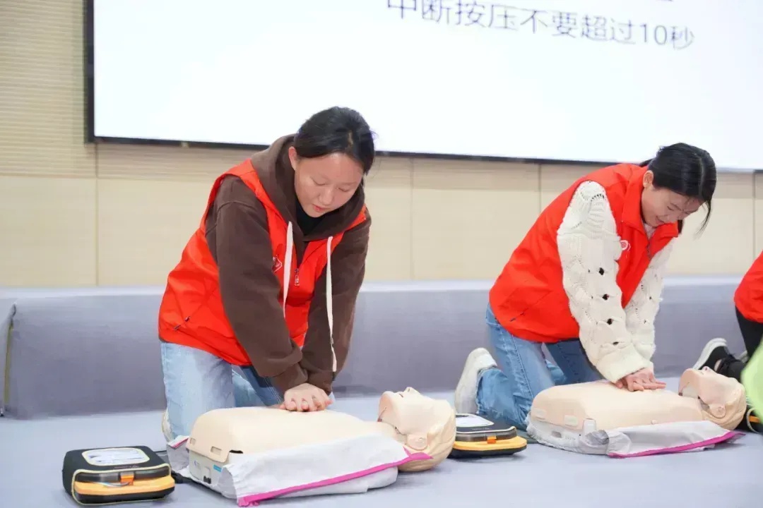 110名志愿者亲身体验急救技能，他们如何从容应对公共安全紧急状况？  第8张