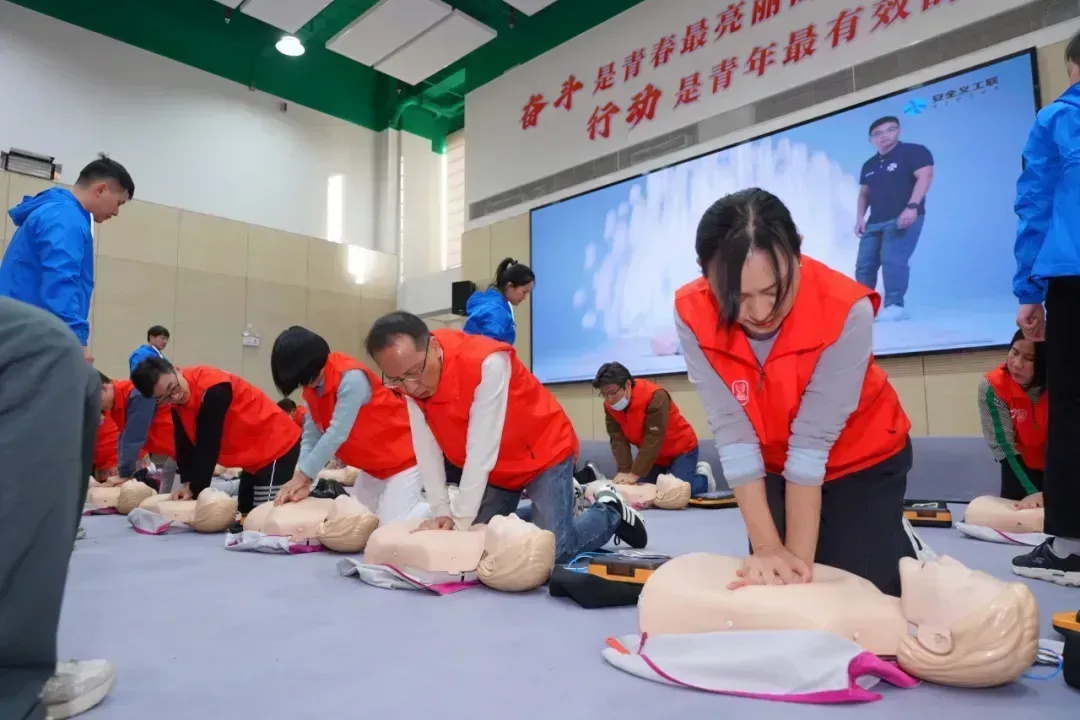 110名志愿者亲身体验急救技能，他们如何从容应对公共安全紧急状况？  第10张