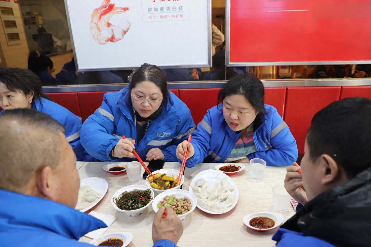 冬至暖心行动：辽源市总工会为3479名新就业形态劳动者送上特别饺子盛宴  第1张