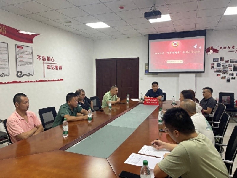 小区安全隐患大揭秘：玻璃损坏、坡道积水，居民出行危机如何化解？  第1张