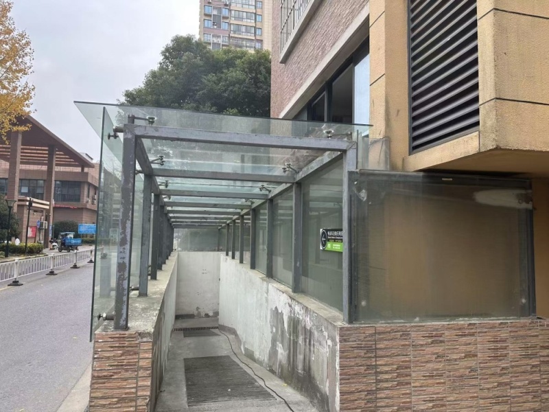 小区安全隐患大揭秘：玻璃损坏、坡道积水，居民出行危机如何化解？  第2张