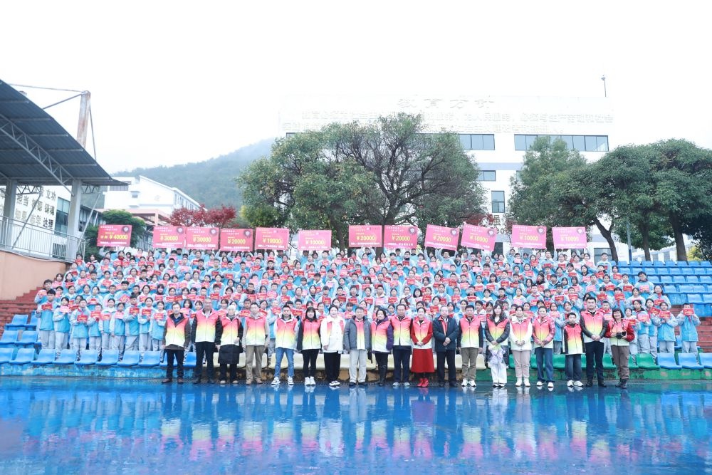 12年坚守！爱心团队为黄果树民族中学学子带来冬日温暖与希望  第2张