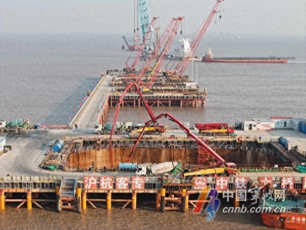 震撼！杭州湾跨海铁路桥关键节点工程完成，70小时浇筑14000方混凝土，相当于5个篮球场大