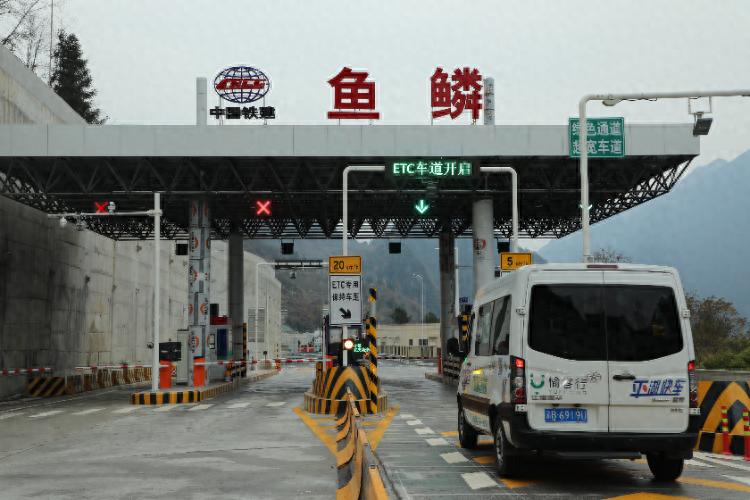 巫镇高速鱼鳞路段通车，8万群众出行难题终于解决  第1张