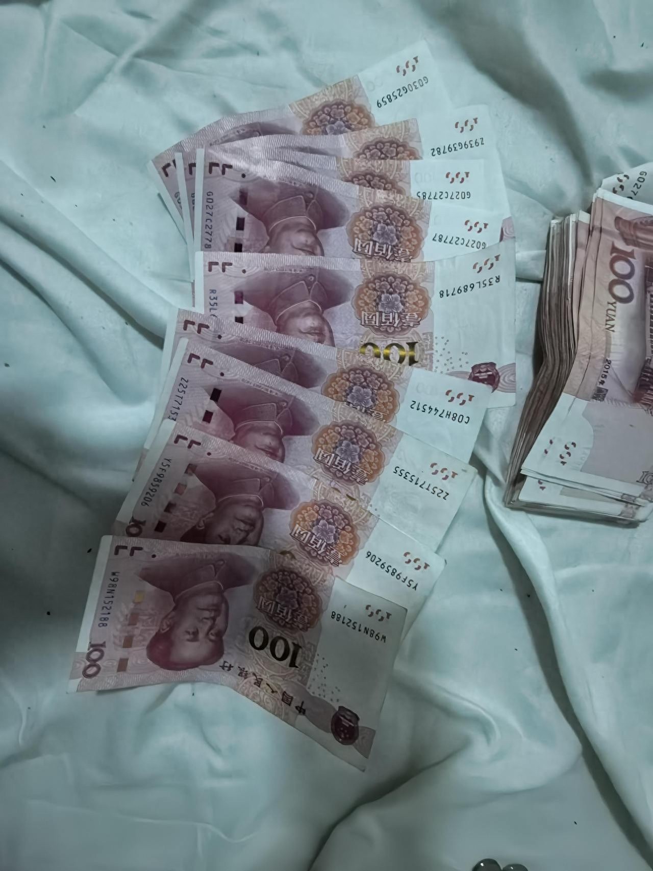 惊！一顿饭的疏忽，11300元现金不翼而飞，警方千里追捕嫌疑人  第1张
