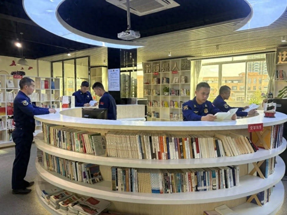 云浮消防救援支队职工书屋获全国殊荣，3000册藏书打造文化新地标