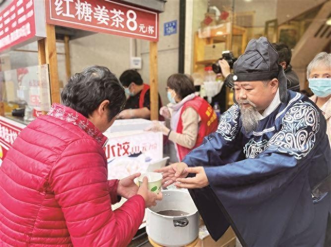 狄仁杰现身街头送汤圆，外国游客驻足品尝，冬至活动引爆社区热情  第1张