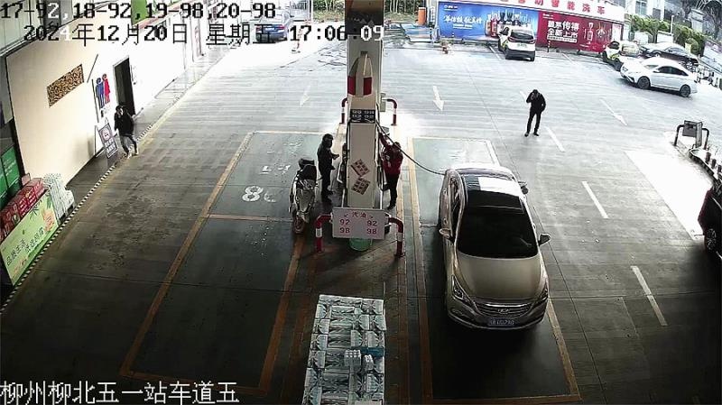 惊险！加油站轿车突发火苗，员工10秒教科书式灭火，全程曝光  第2张