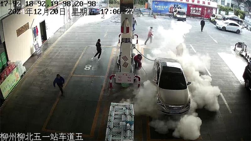 惊险！加油站轿车突发火苗，员工10秒教科书式灭火，全程曝光  第4张