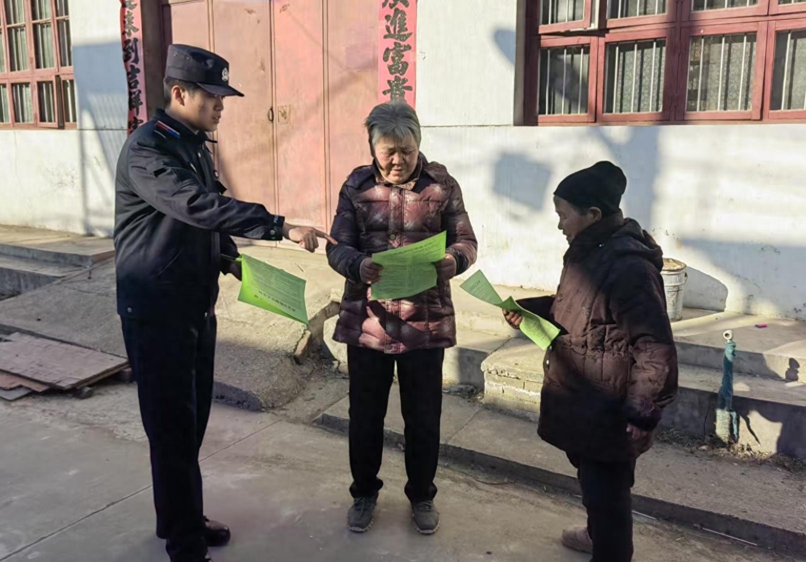 文明养犬大行动：牵绳遛狗，守护乡村和谐与安全  第1张