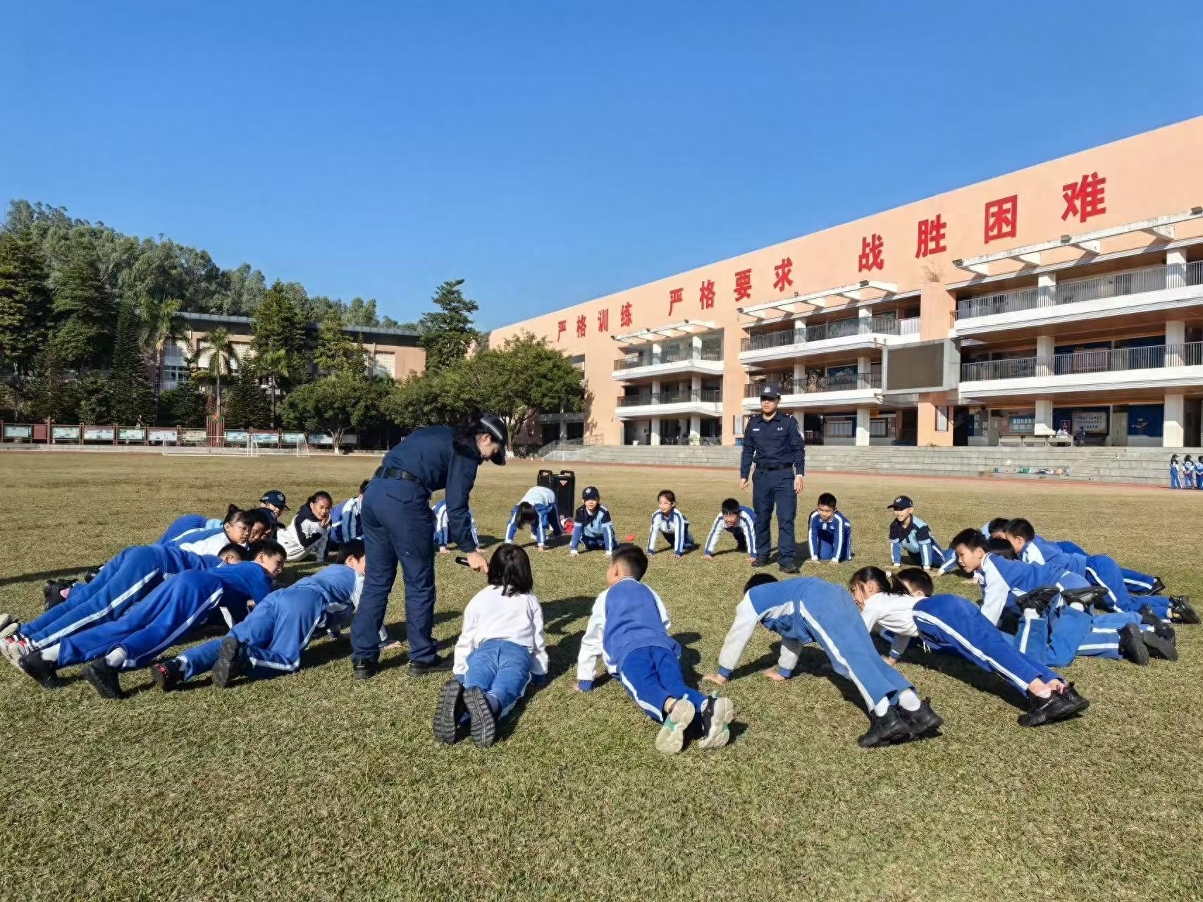 12岁少年圆梦龙岗少年警营，体验新奇训练项目，家长直呼过瘾