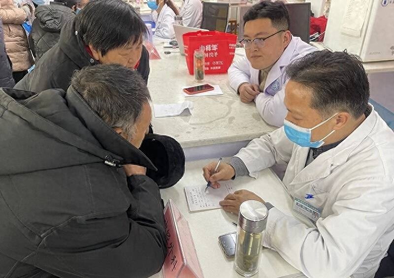 三甲医院专家下乡义诊，村民在家门口享受顶级医疗服务，健康管理新理念大揭秘  第1张
