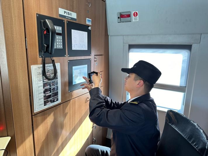 2025春运新科技：动车组体检大升级，列车自拍神器守护安全  第2张