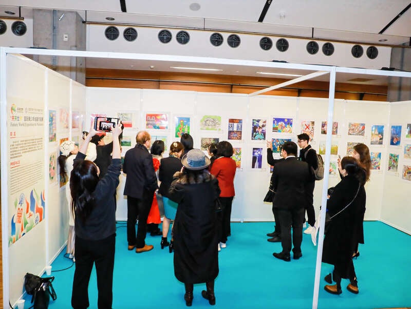 50幅国际青少年绘画作品亮相巴黎卢浮宫，描绘未来世界的美好愿景  第2张