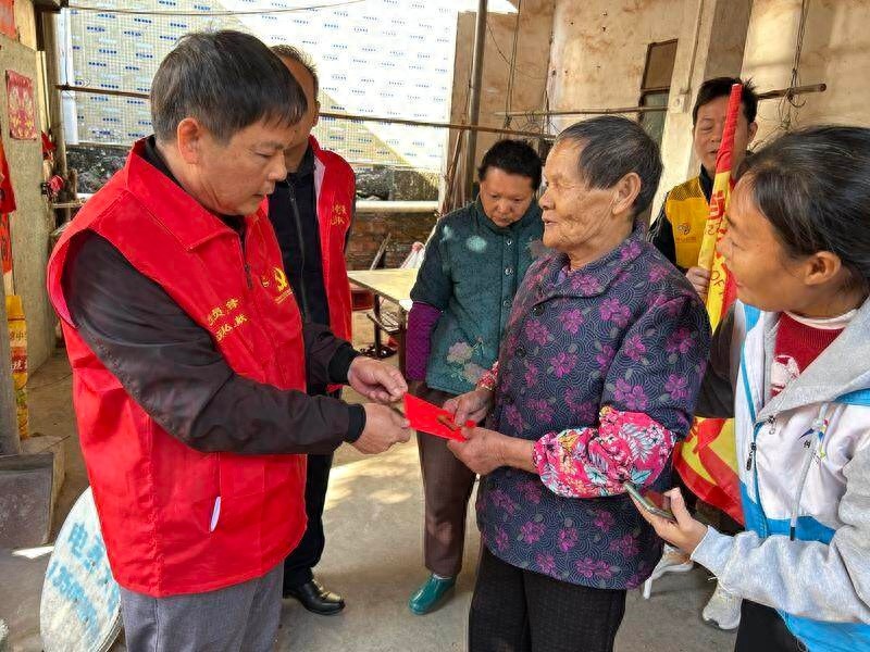 寒冬送暖！61户困难家庭收到800元慰问金，志愿者们的爱心行动温暖人心  第1张