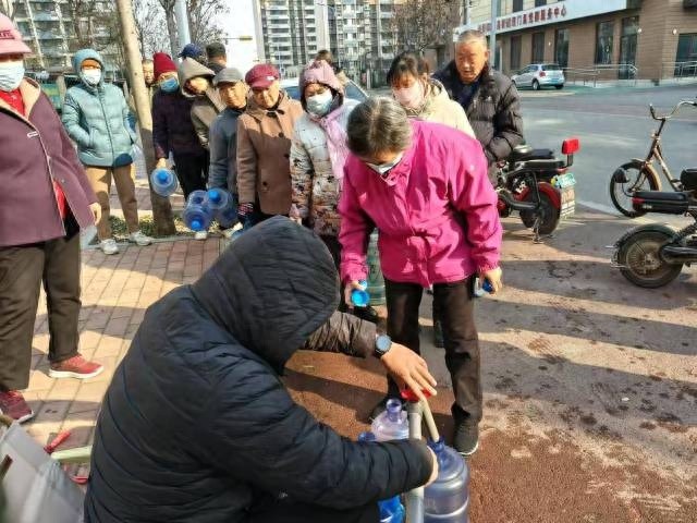 冬至寒风中的温暖：石麟社区免费送水活动，居民感动落泪