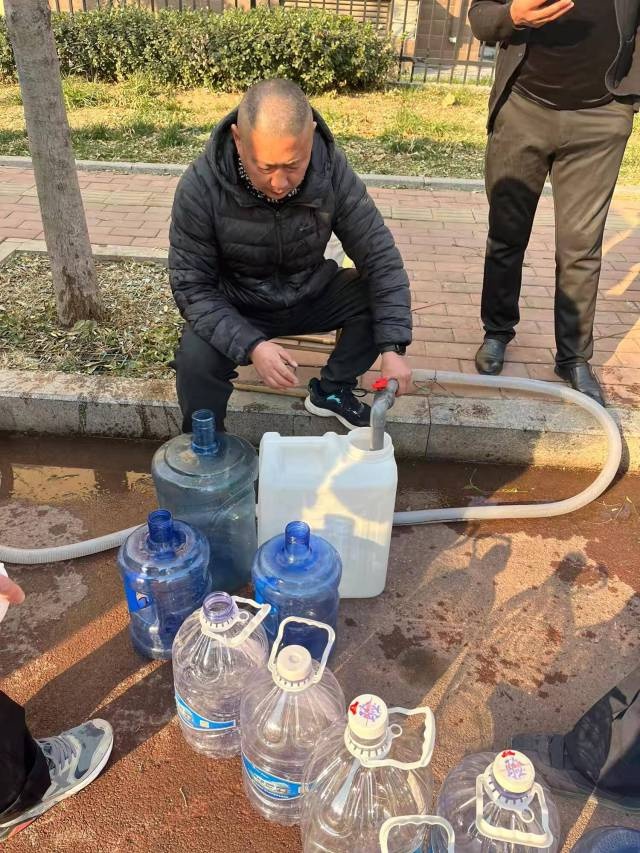 冬至寒风中的温暖：石麟社区免费送水活动，居民感动落泪  第2张