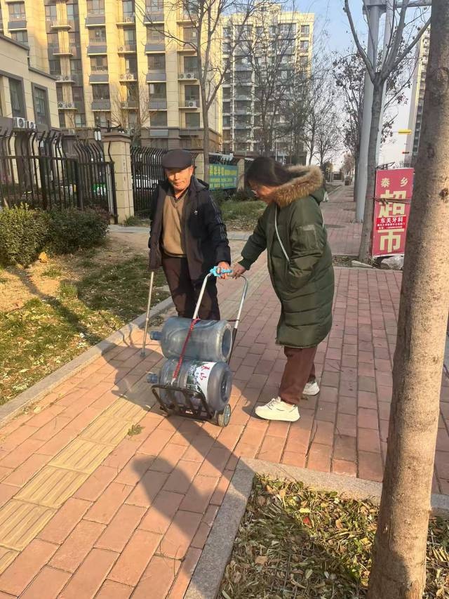 冬至寒风中的温暖：石麟社区免费送水活动，居民感动落泪  第4张