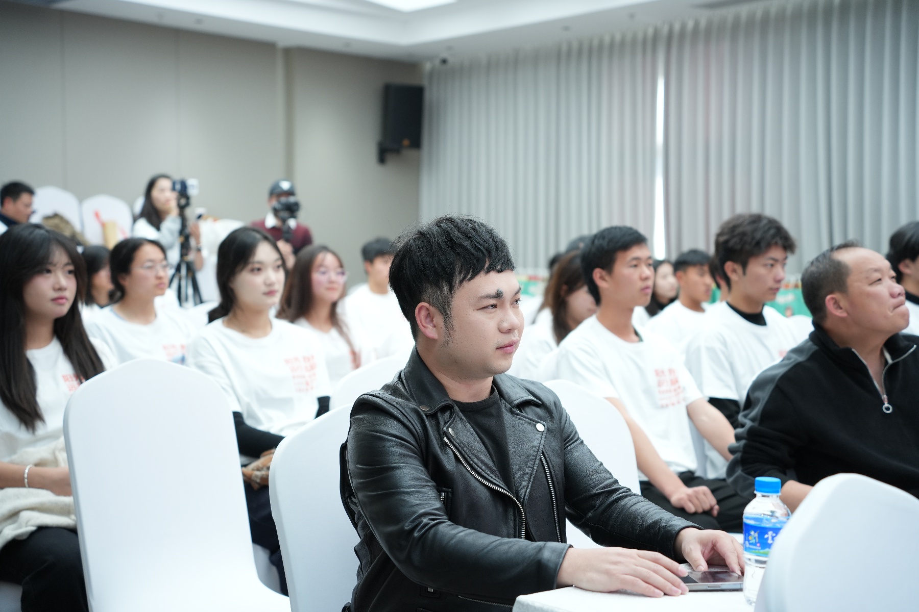 100名阳光学子获助学金，李维真歌声激励未来，2024韩辰医美阳光助学行动温暖启动  第3张