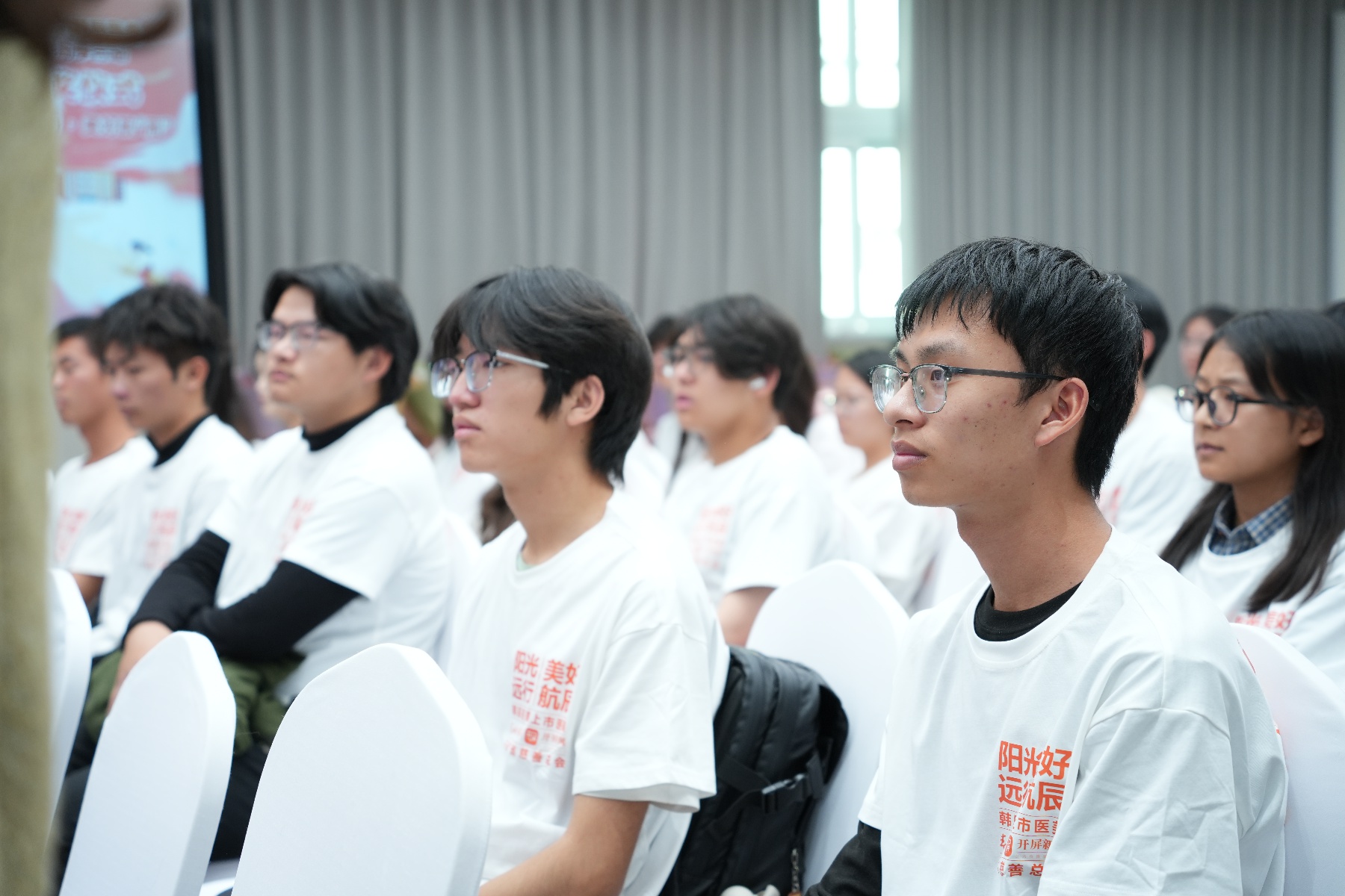 100名阳光学子获助学金，李维真歌声激励未来，2024韩辰医美阳光助学行动温暖启动  第5张