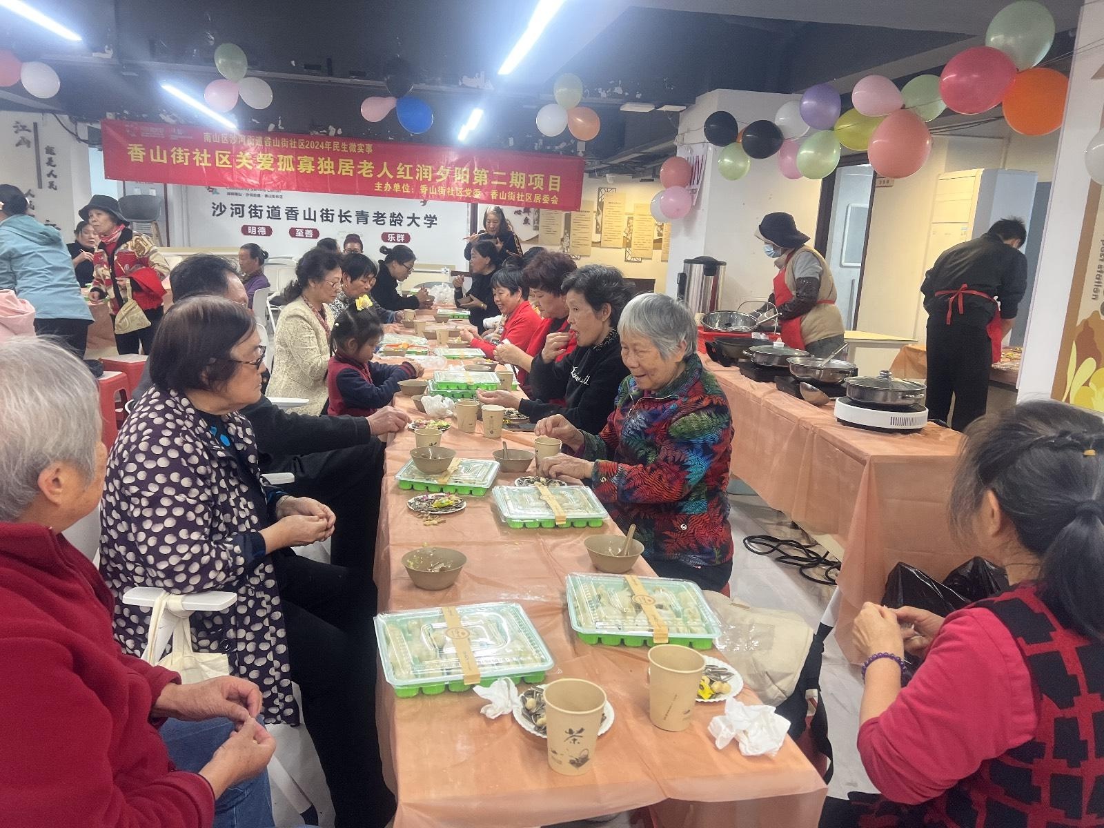 冬至暖心包饺子，南山社区老人欢聚一堂，共度温馨时光  第2张