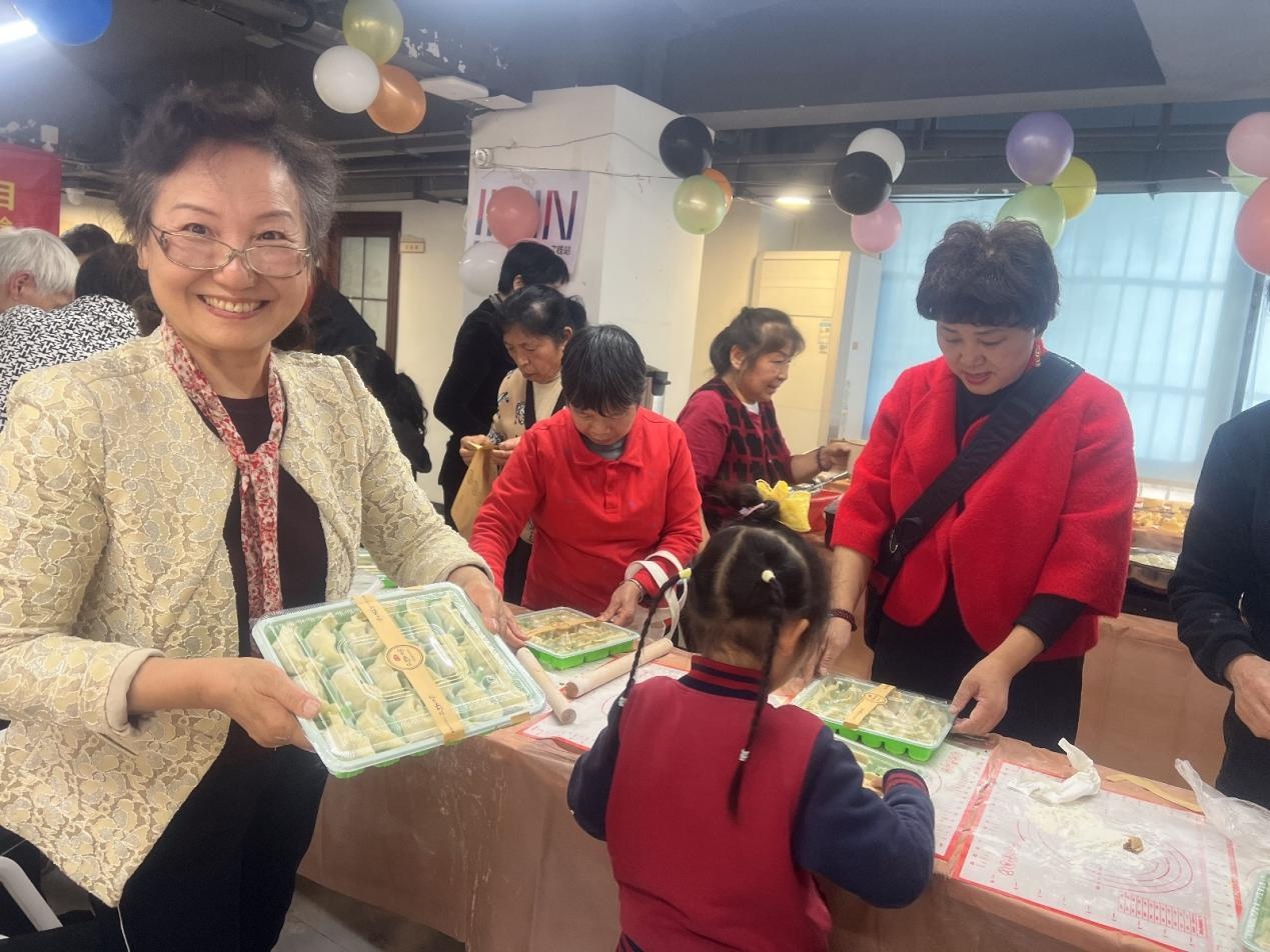 冬至暖心包饺子，南山社区老人欢聚一堂，共度温馨时光  第5张
